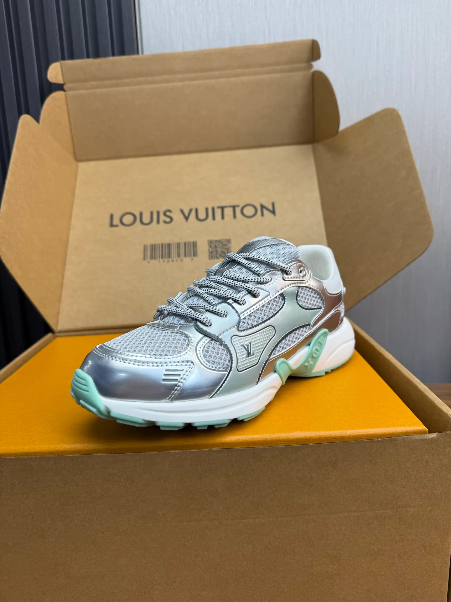 Men's shoes 💰600💰 🌈LV | Louis Vuitton 2025𝐬𝐬 🧡💚2025 spring and summer new style top version‼ ️The original version is the same. The counter specializes in the latest casual shoes. Hard goods are new🆕 🔥🔥🔥Top version: Couple model LV Louis Vuitton L House Donkey brand The latest Olympia series Couple model Silver Horn King Casual sneakers Running shoes This LV Olympia sneaker combines mesh fabric and metallic synthetic leather and other technical fabrics to reinterpret the classic running shoe design with a neat and simple design. Lightweight EVA outsole provides a stretchy fit. Rich details such as Monogram embossing and LV letters establish recognition. Exquisite packaging at the delivery counter 🛍📦 ▪️Fabrics: Original imported technical fabric + mesh ▪️Inner lining: Original customized breathable mesh ▪️Sole: Original molded rubber foam material ▪️Sole thickness: 3.5CM ▪️Size: 35--45 (customized for women 40 and men 45)